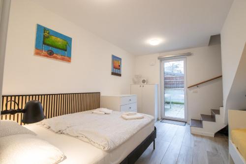 een slaapkamer met een bed met twee handdoeken erop bij Bohinj - Old Village House in Bohinj