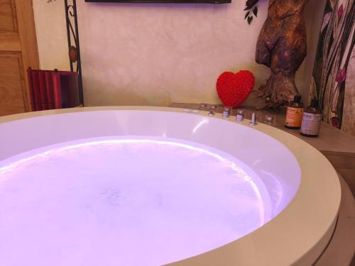 een badkuip met een rood hart op een aanrecht bij Chez Liart 2 in Fasano