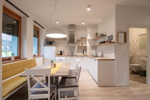 een keuken en eetkamer met een tafel en stoelen bij Bohinj - Old Village House in Bohinj