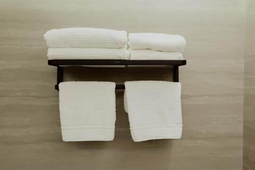 un gruppo di asciugamani bianchi su un portasciugamani di Samovar a Petropavlovsk