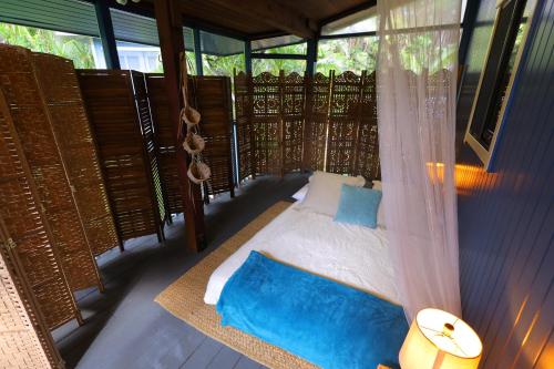 Giường trong phòng chung tại kehena black sand beach house - ocean view swim spa