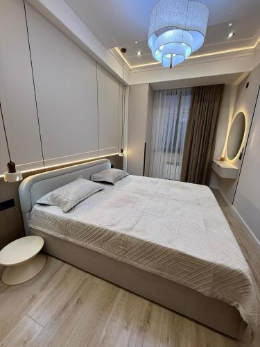 een slaapkamer met een groot bed en een blauw licht bij doma24uz in Yakkasaray