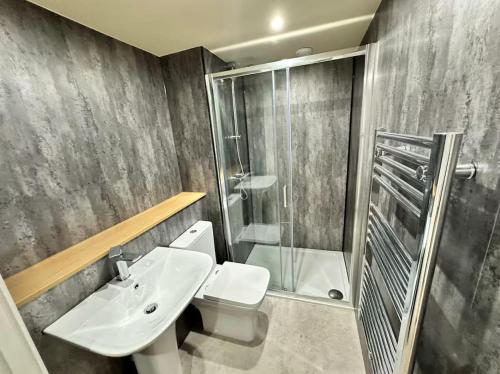 Et badeværelse på Budget Rooms in Central Flat