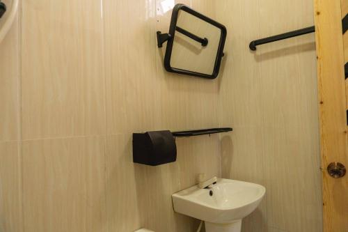 ein Badezimmer mit weißer Toilette und Waschbecken in der Unterkunft Island Concept Maldives in Bileffahi