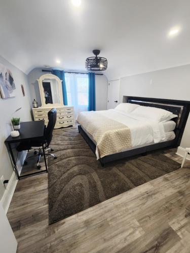 ein Schlafzimmer mit einem Bett, einem Schreibtisch und einem Stuhl in der Unterkunft Walkerville Luxury Apt -River Views & Balcony in Windsor