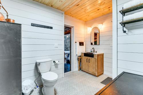 een badkamer met toilet en wastafel bij Secluded Red River Gorge Cabin with Rooftop Deck! in High Falls