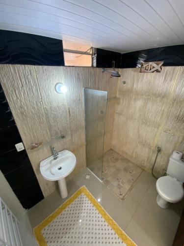 een badkamer met een wastafel en een toilet bij Lindo, simples, aconchegante e pé na areia in Fortaleza