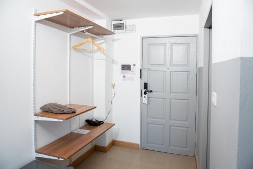 ein Zimmer mit einem Kleiderschrank mit weißer Tür in der Unterkunft IU Hotel Donmueang Airport in Ban Don Muang