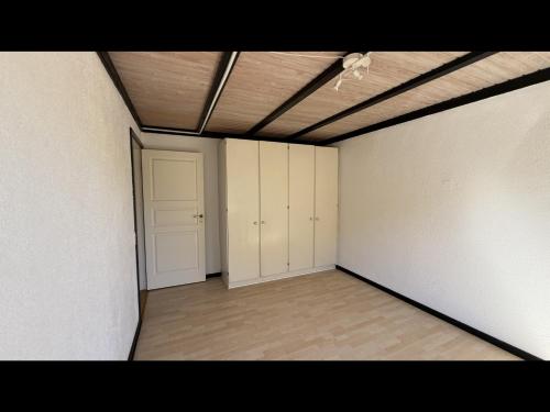 una stanza vuota con pareti bianche e un soffitto di Plads til børnefamilien i hjertet af Esbjerg a Esbjerg