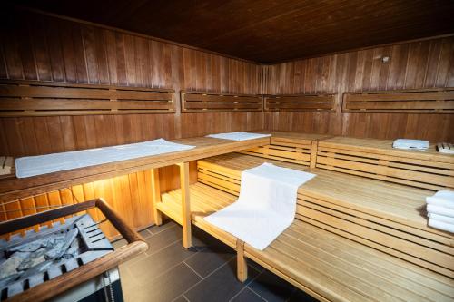 een sauna met houten tafels en stoelen erin bij Mühl Vital Resort in Bad Lauterberg