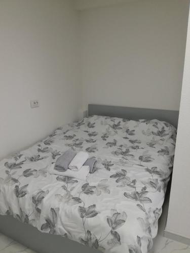 una camera da letto con un letto con copriletto floreale di Tin-Nik Apartments a Kruševo