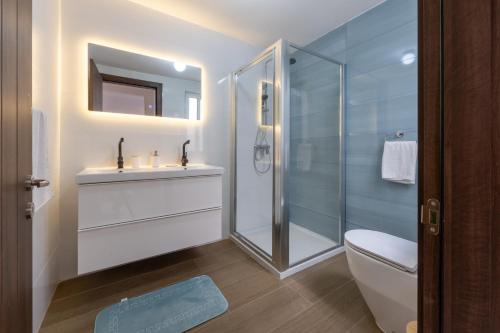 un bagno con doccia, WC e lavandino di Design Luxury Penthouse with Private Pool a Żurrieq
