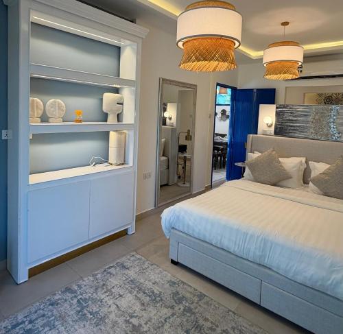 een slaapkamer met een bed en een spiegel bij Santorini check in in Ras al Khaimah