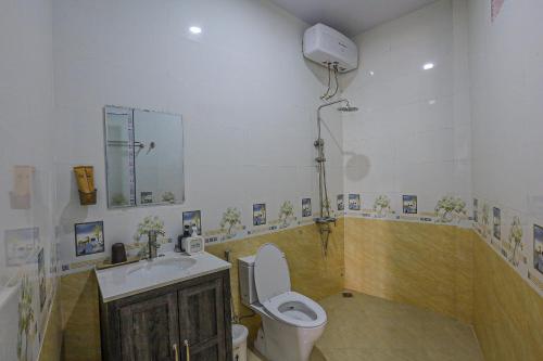 a bathroom with a toilet and a sink at Huế Silk Homestay in Cồn Giả Viên