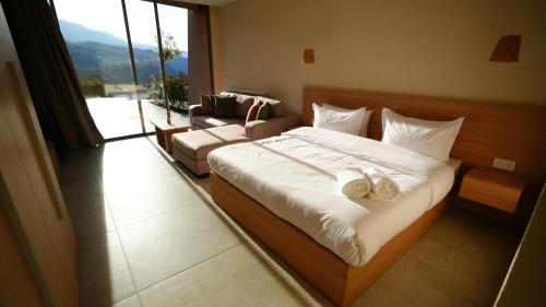 Un pat sau paturi într-o cameră la Fay Retreat