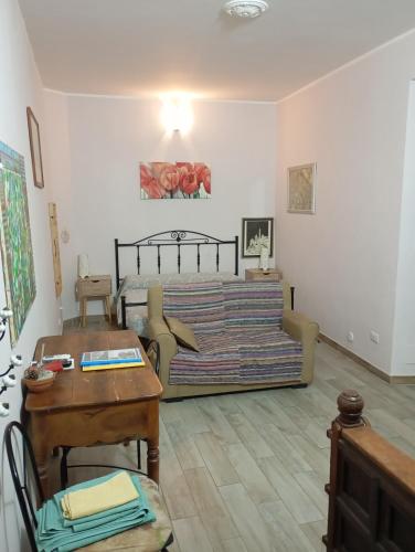 un soggiorno con un letto e un tavolo di Stanza privata nel centro di Lamezia a Lamezia Terme