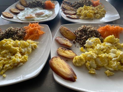 drie borden ontbijtproducten op een tafel bij Surf House Chicama in Puerto Chicama