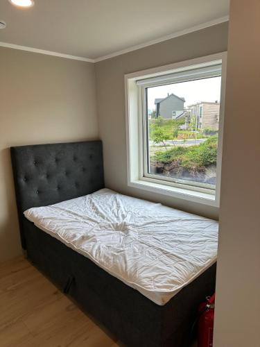 een bed in een kamer met een raam bij New studio centrally located in Leknes in Leknes
