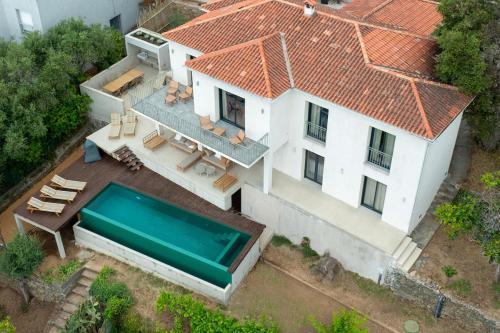 vue aérienne d'une maison avec piscine dans l'établissement Villa vue mer Cap Corse, à San-Martino-di-Lota