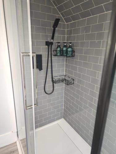 eine Dusche mit schwarzem Duschkopf im Bad in der Unterkunft Walkerville Luxury Apt -River Views & Balcony in Windsor