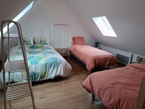 een slaapkamer met twee stapelbedden en een raam bij Maison La Tour Penchée in Oye-Plage