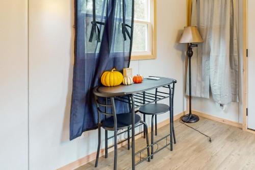 een tafel met pompoenen erop in een kamer bij Charming Tiny Home Studio Sleeps 2 - Grill - Porch in Acuff
