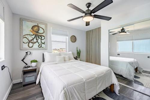 En eller flere senge i et værelse på Downtown Fort Myers Beach Vacation Rentals - The Loft FMB