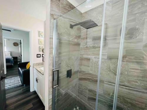 Et badeværelse på Downtown Fort Myers Beach Vacation Rentals - The Loft FMB