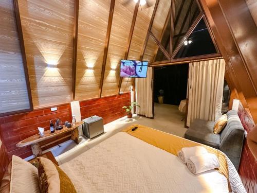 Et tv og/eller underholdning på Glamping para parejas con jacuzzi en Puyo