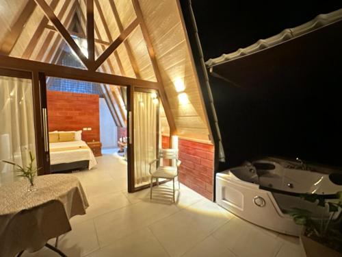 En eller flere senge i et værelse på Glamping para parejas con jacuzzi en Puyo