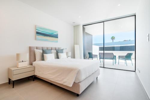 Seabreeze Residence - Luxury Poolside Oasis