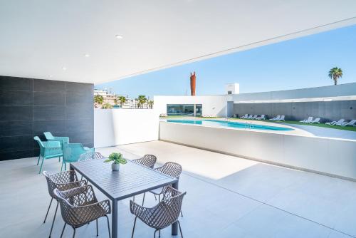 Seabreeze Residence - Luxury Poolside Oasis