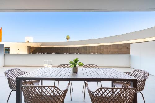 Seabreeze Residence - Luxury Poolside Oasis