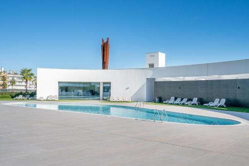 Seabreeze Residence - Luxury Poolside Oasis