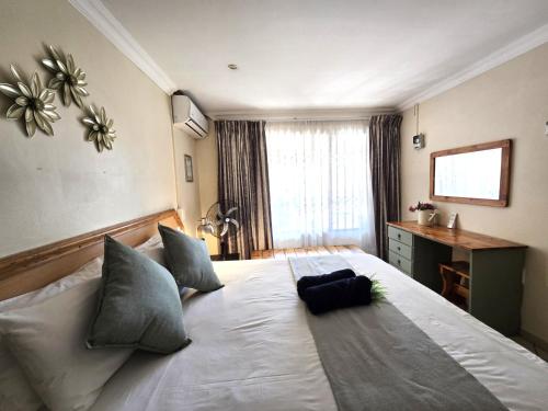 En eller flere senge i et værelse på Travelbugs Stay