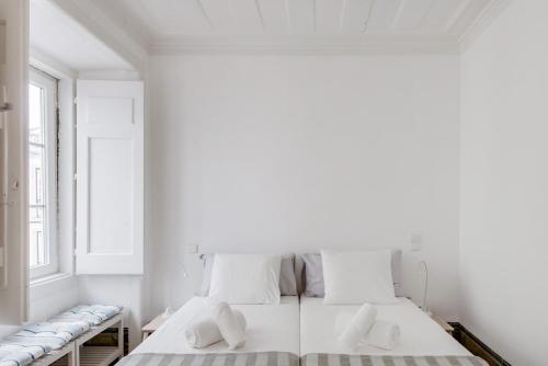 NEW TO BOOKING - Stunning Views - Authentic Lisbon Living