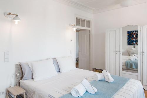 NEW TO BOOKING - Stunning Views - Authentic Lisbon Living
