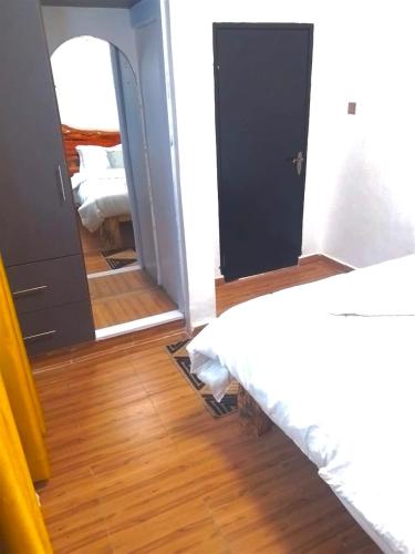 een slaapkamer met een bed en een grote spiegel bij Terus studio in Nanyuki