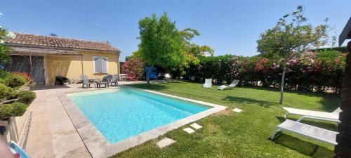 Piscina de la sau aproape de Gite Bussière