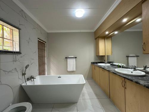 Et badeværelse på The Hills at 1 Meeu