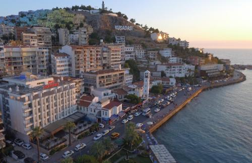 eine Luftansicht einer Stadt mit Meerblick in der Unterkunft Kayhanbey Hotel in Kusadası