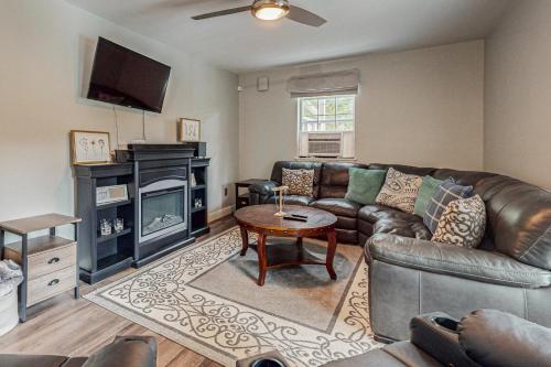 Et opholdsområde på Lakefront Cabin Sleeps 14 - 2 Level Dock - Sun Deck