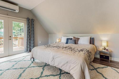 En eller flere senge i et værelse på Lakefront Cabin Sleeps 14 - 2 Level Dock - Sun Deck