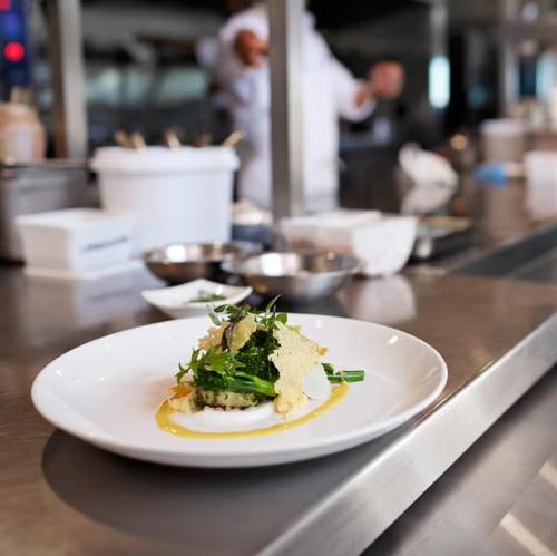 een bord eten op een aanrecht bij The March Hotel in March