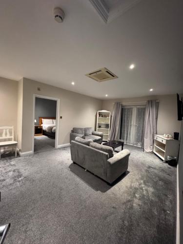 een grote woonkamer met een bank en een bed bij The March Hotel in March