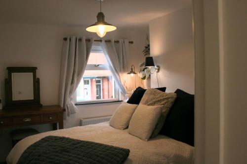 En eller flere senge i et værelse på The Sails, Romantic Retreat for Two