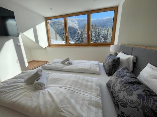 En eller flere senge i et værelse på Nockalm Cottage