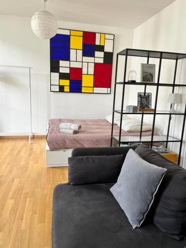 ein Wohnzimmer mit Sofa und Bett in der Unterkunft Luxury Apartment in Central Geneva in Genf