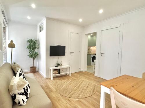 Woody Boutique 6 trendy flat by Homeful Homes