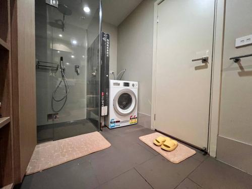een badkamer met een wasmachine en een wasmachine bij Private Bedroom in Melbourne CBD in Melbourne